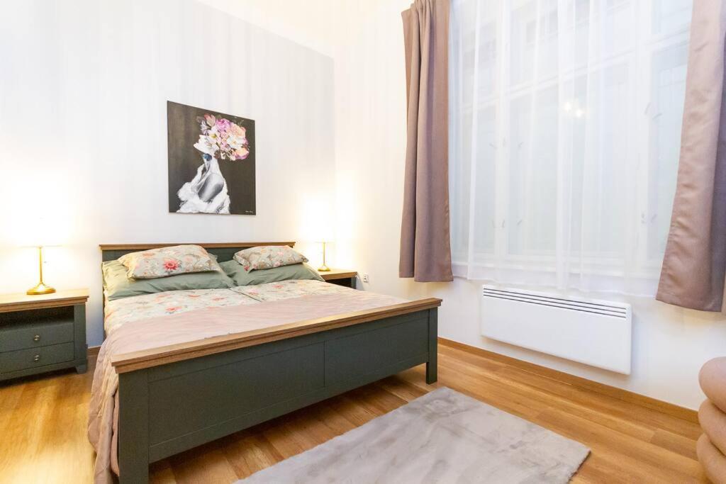 Luxe Haven On Lonyay By Newave Apartmán