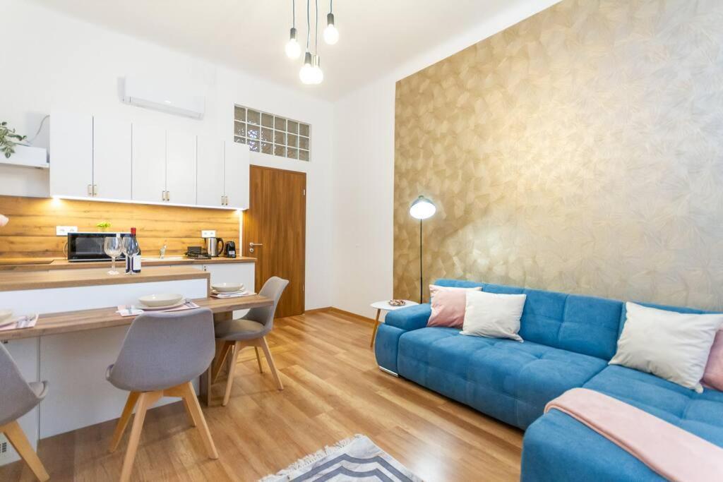 Luxe Haven On Lonyay By Newave Apartmán